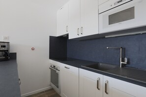 雪櫃、微波爐、焗爐、洗碗機