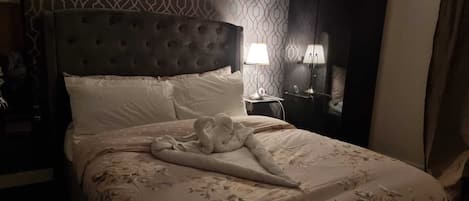 Apartment, 2 Queen Beds | 2 bedrooms, iron/ironing board, free WiFi, bed sheets