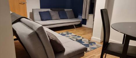 Appartement, 2 queensize bedden | Woonkamer | Een 30-inch televisie met digitale zenders