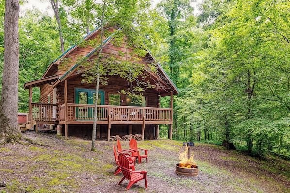 Terrace/patio - Free Dollywood tix -Pine Ridge · unwind and unplug in a peaceful setting (Sevierville)