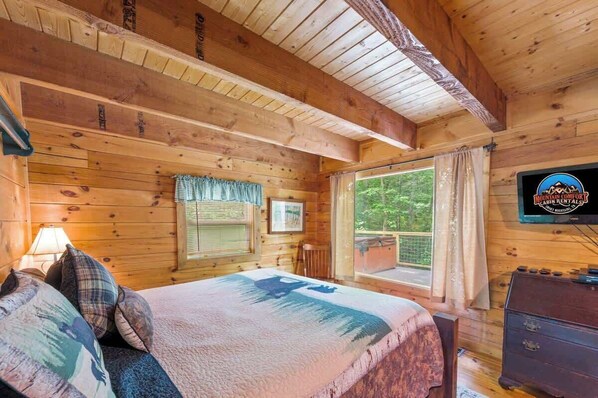 1 bedroom, iron/ironing board, WiFi (free), bed sheets - Free Dollywood tix and relaxing hot tub in woods (Sevierville)