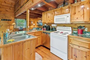 Coffee/tea maker, fridge, microwave, oven - Free Dollywood tix and relaxing hot tub in woods (Sevierville)