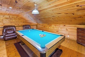 Game room - Free Dollywood tix and relaxing hot tub in woods (Sevierville)
