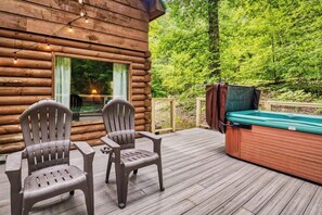 Terrace/patio - Free Dollywood tix and relaxing hot tub in woods (Sevierville)