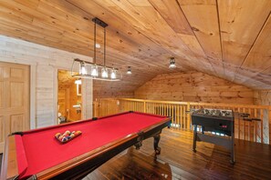 Game room - Free Dollywood tix -Secluded cabin in the woods. hot tub + pool table + foosball (Sevierville)