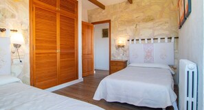 4 bedrooms, iron/ironing board, free WiFi, bed sheets