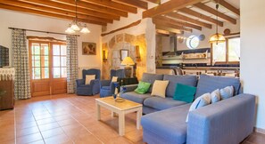 Televisión, chimenea y tenis de mesa