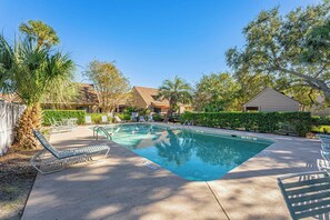 Pool - Relaxing Coastal Getaway w/ Private Deck, BBQ, King Suites & Bunk Room (Hilton Head Island)