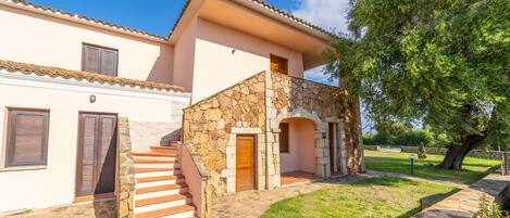 Vista frontal de la propiedad