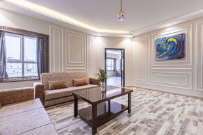 Deluxe Suite | Living area