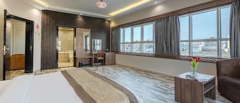 Deluxe Suite | Minibar, in-room safe, laptop workspace, free WiFi