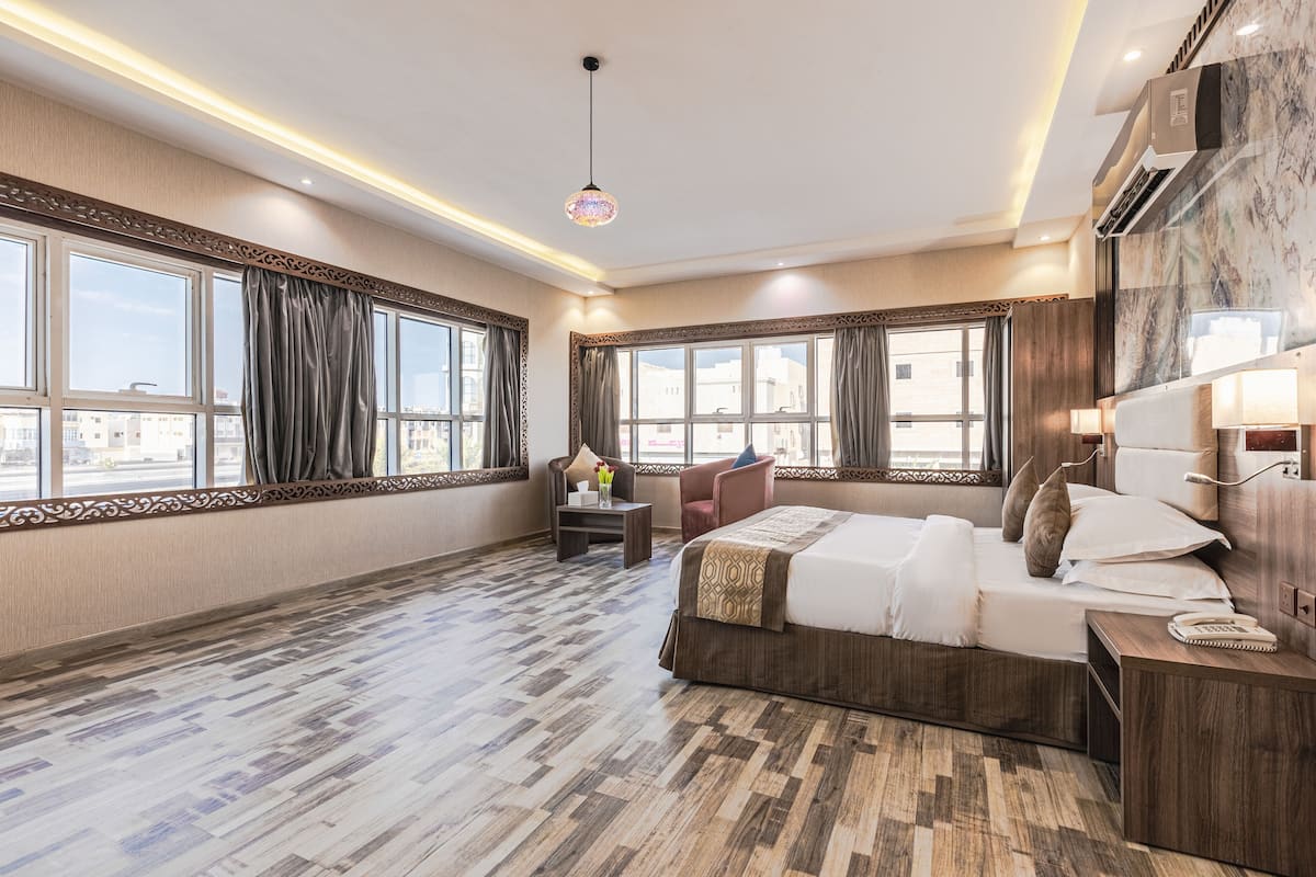 Deluxe Suite | Minibar, in-room safe, laptop workspace, free WiFi