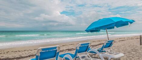 Plage, chaises longues, serviettes de plage