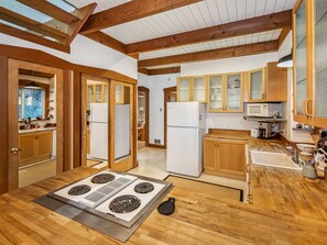 Jääkaappi, mikroaaltouuni, uuni, liesi