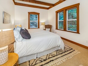 3 makuuhuonetta, silitysrauta/-lauta, ilmainen Wi-Fi, vuodevaatteet