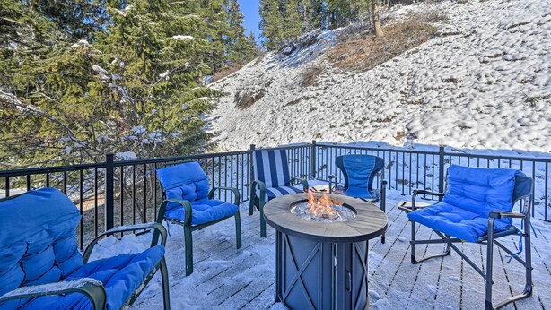 Eine Terrasse mit Sitzgelegenheiten im Freien und einem Feuerkorb.