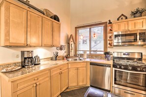 Fridge, microwave, stovetop, dishwasher