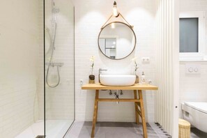 Bathtub, hair dryer, towels - Spirit | The Rentals Collection (San Sebastián/Donostia)