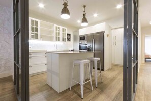 Kjøleskap, mikrobølgeovn, ovn og oppvaskmaskin