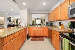 Réfrigérateur, four à micro-ondes, surface de cuisson, lave-vaisselle