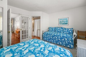 4 habitaciones y tabla de planchar con plancha 