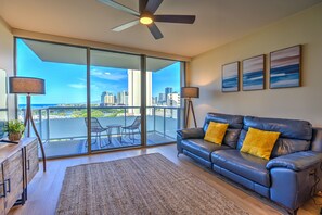 Smart TV, offices - The Watermark (WM1102) Luxury 11th-floor 2 BDR, balcony, AC, remote work (Honolulu)