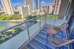 Property grounds - The Watermark (WM1102) Luxury 11th-floor 2 BDR, balcony, AC, remote work (Honolulu)