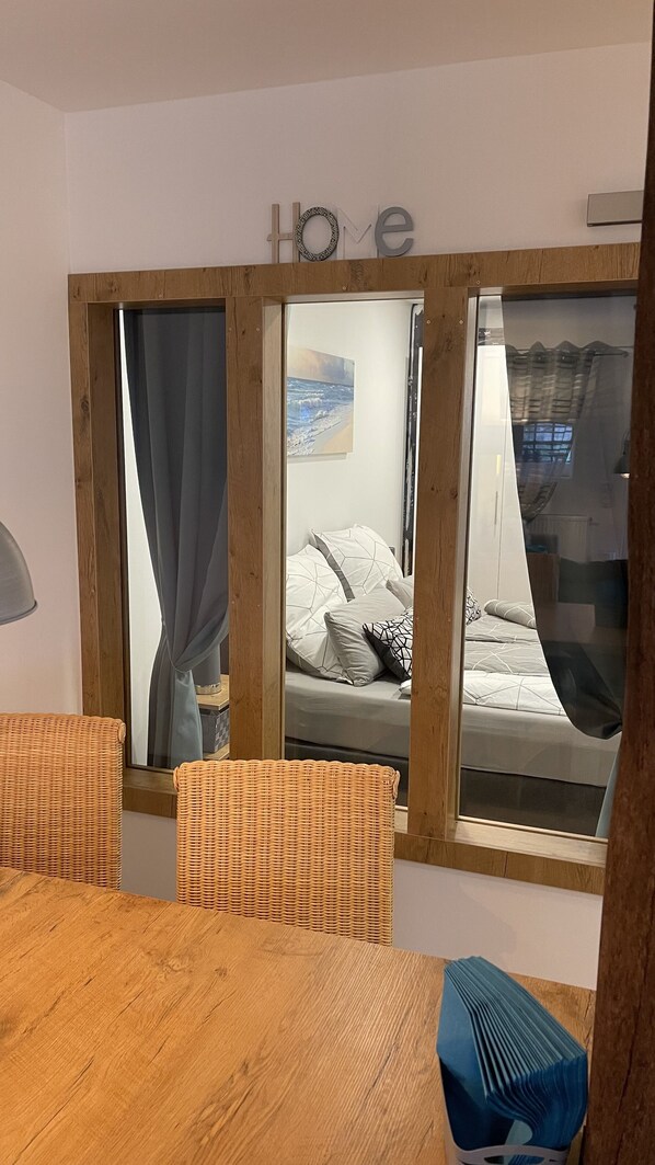 1 bedroom, travel crib, free WiFi, bed sheets - Gulfhof vacation apartment "Langeoog" with a view of the nature reserve (Grossefehn)