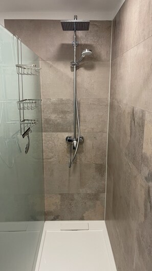 Douche, sĂšche-cheveux, serviettes fournies, savon
