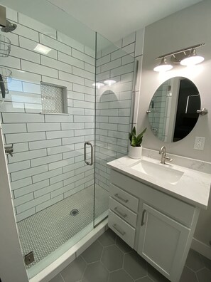 Combined shower/tub, hair dryer, towels, soap