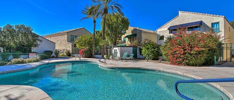 حمّام سباحة مُدفَّأ