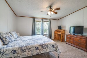 3 bedrooms, desk, iron/ironing board, Internet - 5 Mi to Homosassa Springs Park: Home w/ Yard! (Homosassa)