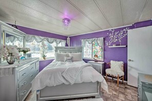 2 bedrooms, desk, iron/ironing board, internet