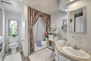 Free toiletries, hair dryer, towels - Rural Spring Creek Home: Countryside Living! (Spring Creek)