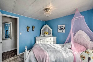 2 bedrooms, desk, iron/ironing board, internet - Rural Spring Creek Home: Countryside Living! (Spring Creek)
