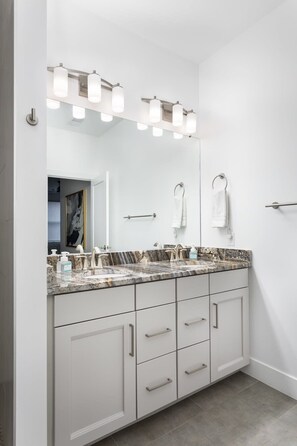 Baignoire, sèche-cheveux, serviettes fournies