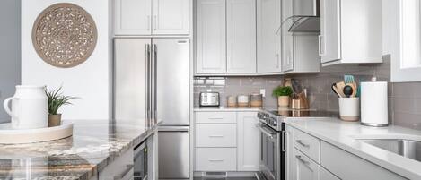 JÀÀkaappi, mikroaaltouuni, uuni, liesi