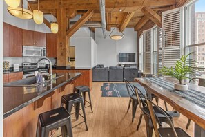 Réfrigérateur, four à micro-ondes, un four, surface de cuisson