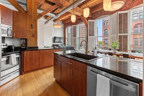 Réfrigérateur, four à micro-ondes, un four, surface de cuisson