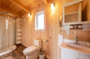 Shower, hair dryer, towels, soap - Chalets Nautika (Gaspé)