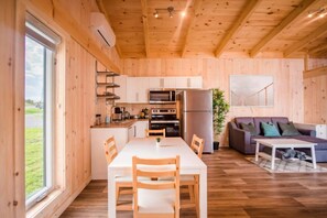 Double Waterfront Chalets | Private kitchen | Full-sized fridge, microwave, oven, stovetop - Chalets Nautika (Gaspé)