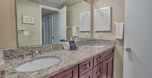 Een haardroger, handdoeken