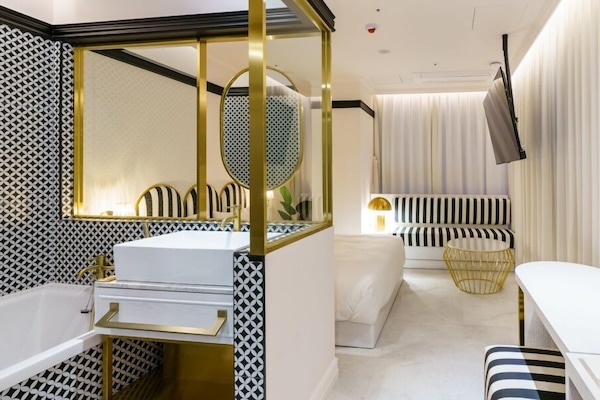 More Pretty Room_Bathtub | 浴室 | 免費梳洗用品、風筒、浴袍、拖鞋