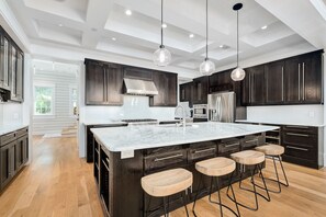 Kjøleskap, mikrobølgeovn, ovn og oppvaskmaskin