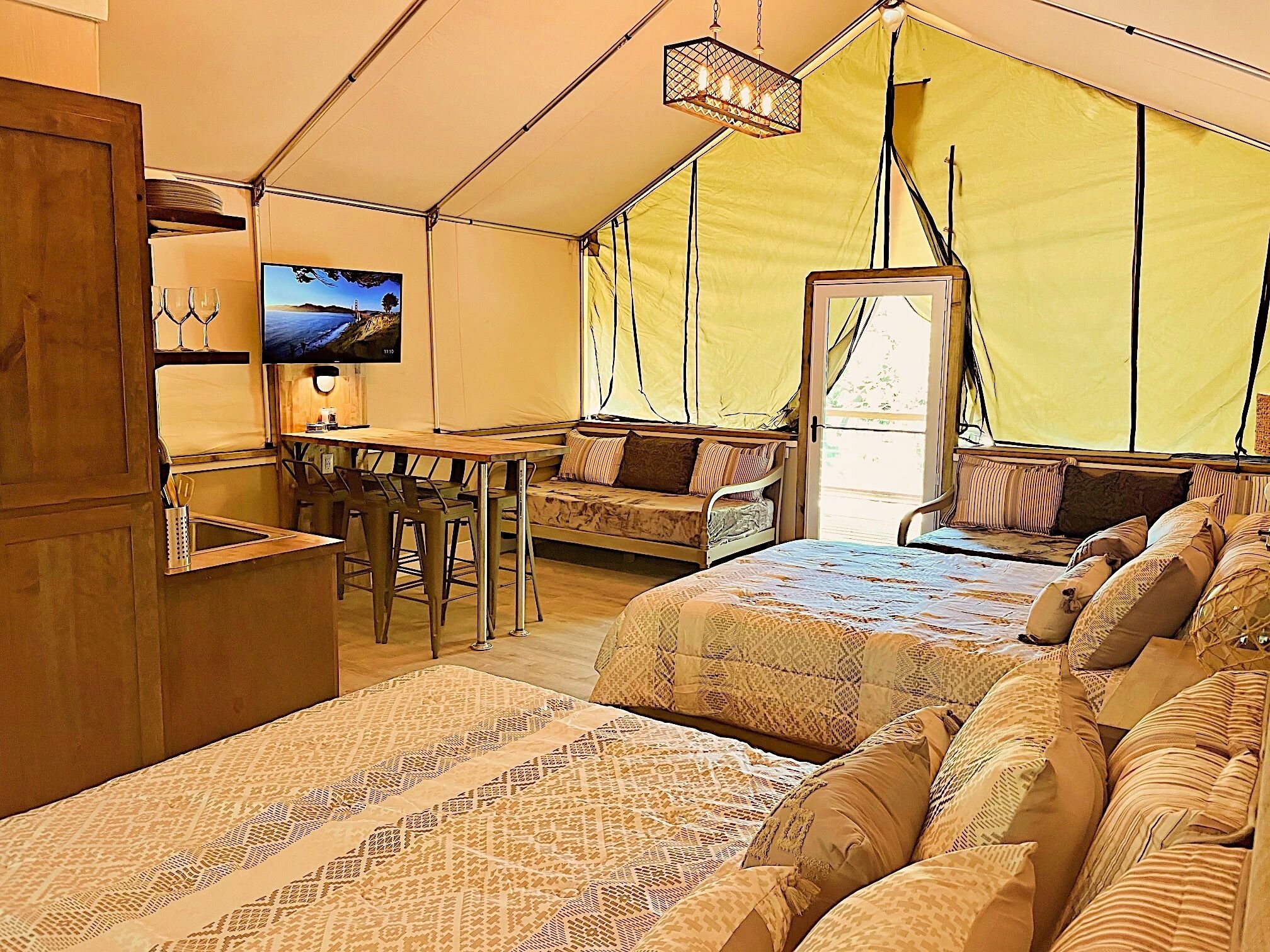 Cabin | Living area | 43-inch TV with satellite channels, DVD player