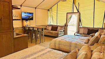 Cabin | Living area | 43-inch TV with satellite channels, DVD player
