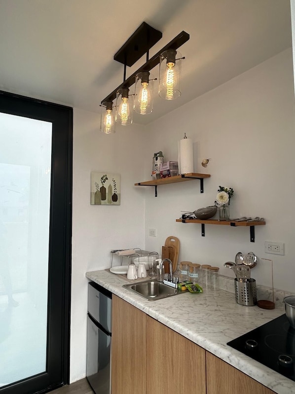 Fridge, stovetop, coffee/tea maker, electric kettle