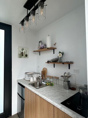 Fridge, stovetop, coffee/tea maker, electric kettle