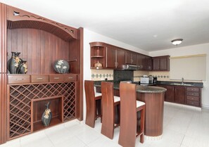 Refrigerador, microondas, horno y cafetera y tetera
