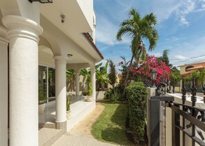 Property grounds - villa con vista a la montana,a poco minutos de la playa, en republica dominicana (Puerto Plata)